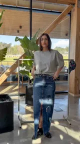 Remera gris de manga corta, corte oversize y cuello redondo.