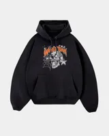Canguro negro con capucha y bolsillo frontal tipo canguro. Presenta un estampado gráfico en el pecho con la inscripción 'World Tour', una calavera, estrellas y una telaraña.
