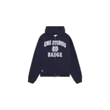 Campera con capucha y cierre frontal completo de la marca Eme Studios, modelo Badge Navy Full Zip. Es de color azul marino, cuenta con bolsillos tipo canguro y presenta un diseño estampado en el pecho con efecto desgastado.