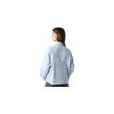 Camisa celeste Eme Studios de manga larga, con cierre frontal de botones, cuello camisero y bordado blanco en el pecho con las iniciales de la marca.