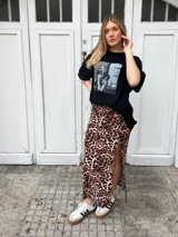 Falda larga de tiro alto con estampado animal print de leopardo en tonos marrones y negros. Tiene una abertura lateral en la pierna.