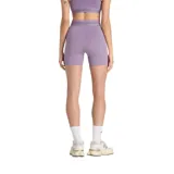 Short deportivo ajustado New Balance en color lila, con cintura elástica ancha estampada con líneas y el logo de la marca.