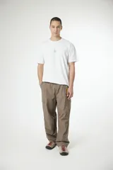 Remera de algodón color blanco, de corte holgado y manga corta, con pequeño logo bordado en el centro del pecho.