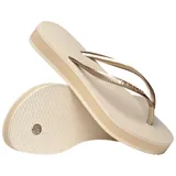 Ojotas Havaianas modelo Slim, color rosado, con tiras finas y suela con textura antideslizante.