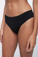 Colaless de tiro bajo confeccionada en tejido de punto rib, con diseño seamless sin costuras laterales.