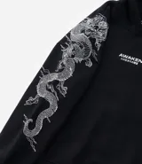 Hoodie negro de algodón con felpa interna, capucha y bolsillo canguro. Presenta diseño estampado de dragón oriental en ambas mangas y texto en el pecho.