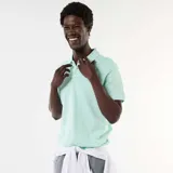 Remera polo de manga corta color verde menta, con cuello camisero, cierre frontal de dos botones y diseño clásico.