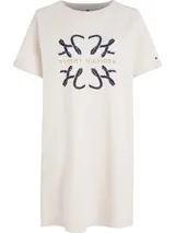 Vestido blanco de corte recto con cuello redondo y mangas cortas con dobladillo. Estampado frontal con el logo de Tommy Hilfiger con detalles de cuerdas en forma de H.