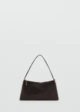 Bolso de mano tipo baguette, color negro brillante con acabado de pedrería de aluminio, asa corta fina y cierre superior de cremallera.
