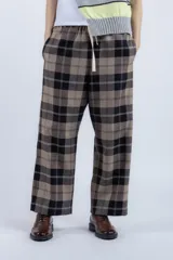 Pantalón de vestir con corte recto y tiro medio, con cintura elástica y bolsillos laterales. Diseño a cuadros en tonos marrón, beige y negro.