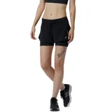 Short deportivo negro de New Balance, modelo Impact Run 2in1. Cuenta con una capa exterior tejida liviana y un short interior ajustado con tecnología absorbente NB DRYx.