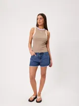 Short de denim azul de tiro medio, con corte wide leg y bordes deshilachados sin rematar.