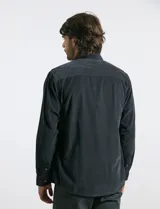 Camisa de manga larga confeccionada en pana de algodón, con cuello button-down y bolsillo frontal en el pecho.