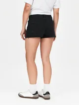 Short de jean negro con efecto desgastado, roturas localizadas y ruedo desflecado. Cuenta con cierre frontal y bolsillos laterales.