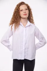 Camisa celeste a rayas blancas con cuello clásico y corte holgado.