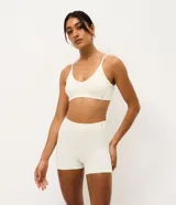 Kit de dos bombachas tipo boyshort confeccionadas en poliamida seamless con textura acanalada. Diseño de tiro alto con cintura elástica ancha.