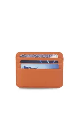 Tarjetero de símil cuero color beige con visor frontal transparente y ranuras para tarjetas.