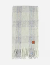 Bufanda larga de tejido grueso con diseño a cuadros en tonos gris, blanco y celeste.