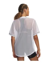 Camisa de béisbol de manga corta confeccionada en tejido de malla perforada transpirable. Presenta un diseño de corte relajado con cierre frontal de botones y detalles de ribetes en contraste en el cuello y las mangas.