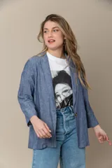 Blazer gris de lino y viscosa, con mangas 3/4, solapa entera, cierre de un botón y bolsillos delanteros.