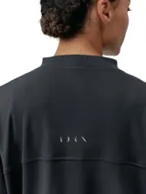 Chaqueta deportiva color azul marino, con cierre frontal, cuello alto y mangas murciélago. Presenta un calce holgado y bolsillos laterales.