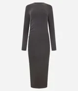 Vestido midi gris confeccionado en rib de algodón y elastano. Posee cuello redondo, manga larga y drapeado lateral con abertura en la parte inferior.
