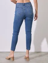 Jean elastizado skinny al tobillo y tiro alto, color azul.