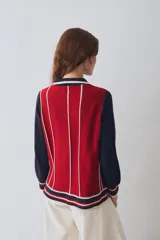 Remera tejida de algodón estilo polo con mangas largas azul marino y cuerpo rojo con franjas verticales blancas, escote en V y parche bordado Team Savia.