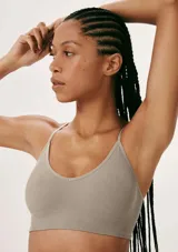 Top básico color beige, sin costuras, con breteles finos y escote redondo.