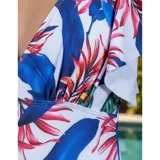 Malla enteriza de diseño estampado con motivos tropicales en tonos azul, fucsia y verde sobre fondo blanco, con escote en V y volados en las mangas.
