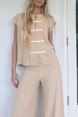 Pantalón de lino negro de corte palazzo.