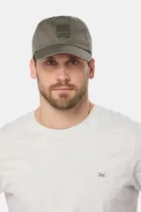 Gorra de béisbol azul de lona con logo en el frente.