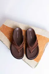 Sandalias marrones con tira ancha de cuero sintético trenzado.