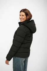 Campera puffer negra con capucha, cierre frontal y diseño acolchado.