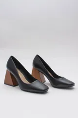 Zapato de cuero negro con taco geométrico de madera. Capellada, plantilla y forro 100% cuero. Taco de 8 cms.
