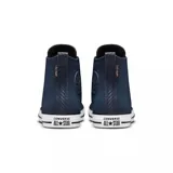 Championes de caña alta color azul marino, con cordones negros, suela blanca y logo de la marca en el lateral.