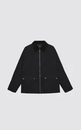 Campera oversize negra confeccionada en microfibra opaca con diseño matelaseado de rombos, cuello de corderoy, cierre frontal metálico y amplios bolsillos delanteros con solapa y broche snap.