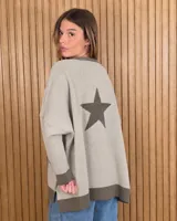 Buzo tejido largo de algodón en color beige, con diseño oversize, cuello redondo y una gran estampa de estrella en la espalda. Presenta puños, cuello y ruedo en tono verde militar.
