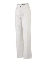 Jeans de denim color blanco, tiro medio y pierna recta, con diseño clásico de cinco bolsillos, cierre de botón y cremallera.