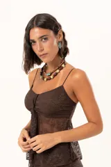 Top de encaje color chocolate con breteles finos, diseño con frunce central y terminación en punta en el ruedo.