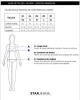 Vestido camisero corto de denim rígido liviano, color celeste, sin mangas, con acceso por botones en delantero y cinto con hebilla metálica plateada.