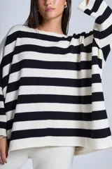 Sweater oversize de Bremer, con rayas horizontales negras y crudas.