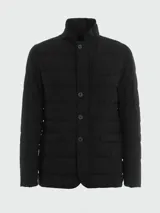 Chaqueta de vestir negra acolchada con relleno de plumas y cuello mao. Presenta cierre frontal con botones, un bolsillo en el pecho y dos bolsillos laterales con solapa. Fabricada en tejido Gortex.