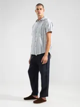 Pantalón de lino premium con corte recto y fit relajado. Presenta cintura elástica con cordón de ajuste, bolsillos laterales y bolsillo trasero.