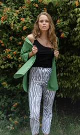 Top negro de lycra con breteles finos y aro metálico en el centro del busto.