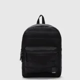 Mochila de diseño acolchado con acabado mate, compartimento principal con cierre, bolsillo frontal con cierre y correas acolchadas ajustables. Incluye compartimento interno para laptop de hasta 15 pulgadas y logo de la marca en la parte inferior.