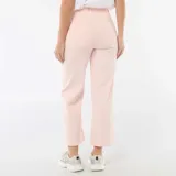 Pantalón de corte wide leg en color rosa, con tiro medio, cierre frontal con botón y bolsillos delanteros tipo parche.
