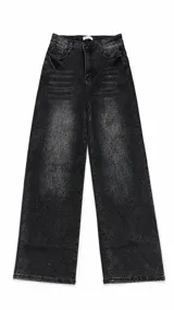 Pantalón jean de corte wide leg en color negro con efecto acid wash y acabado desgastado. Cuenta con tiro medio, bolsillos delanteros y traseros, y cierre frontal de botón y cremallera.