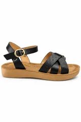 Sandalias de plataforma baja Patty modelo PA361, color beige, con tiras cruzadas texturizadas en la parte delantera y tira ajustable al tobillo con hebilla metálica dorada.