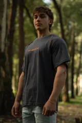 Remera gris de manga corta raglán con costuras a la vista y calce relajado.